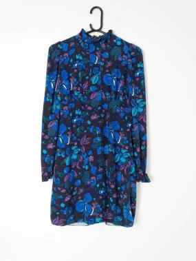 1970s Vintage long sleeve floral dress with ruffled neck in blue and purple hues – Small