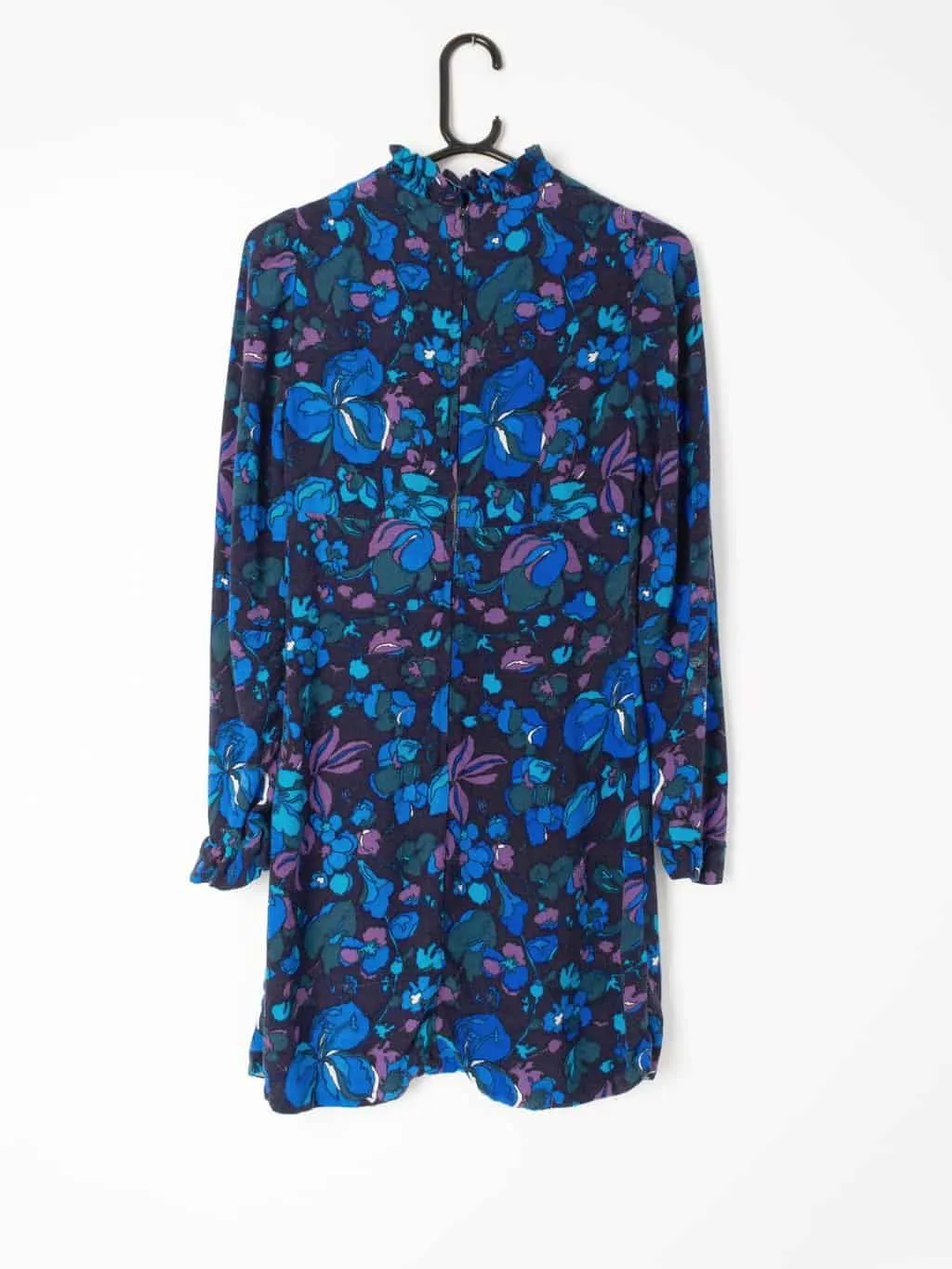 1970s Vintage long sleeve floral dress with ruffled neck in blue and purple hues – Small