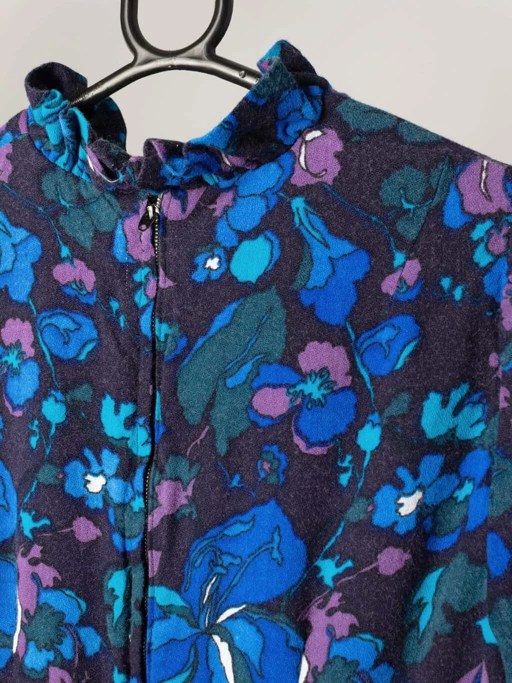 1970s Vintage long sleeve floral dress with ruffled neck in blue and purple hues – Small