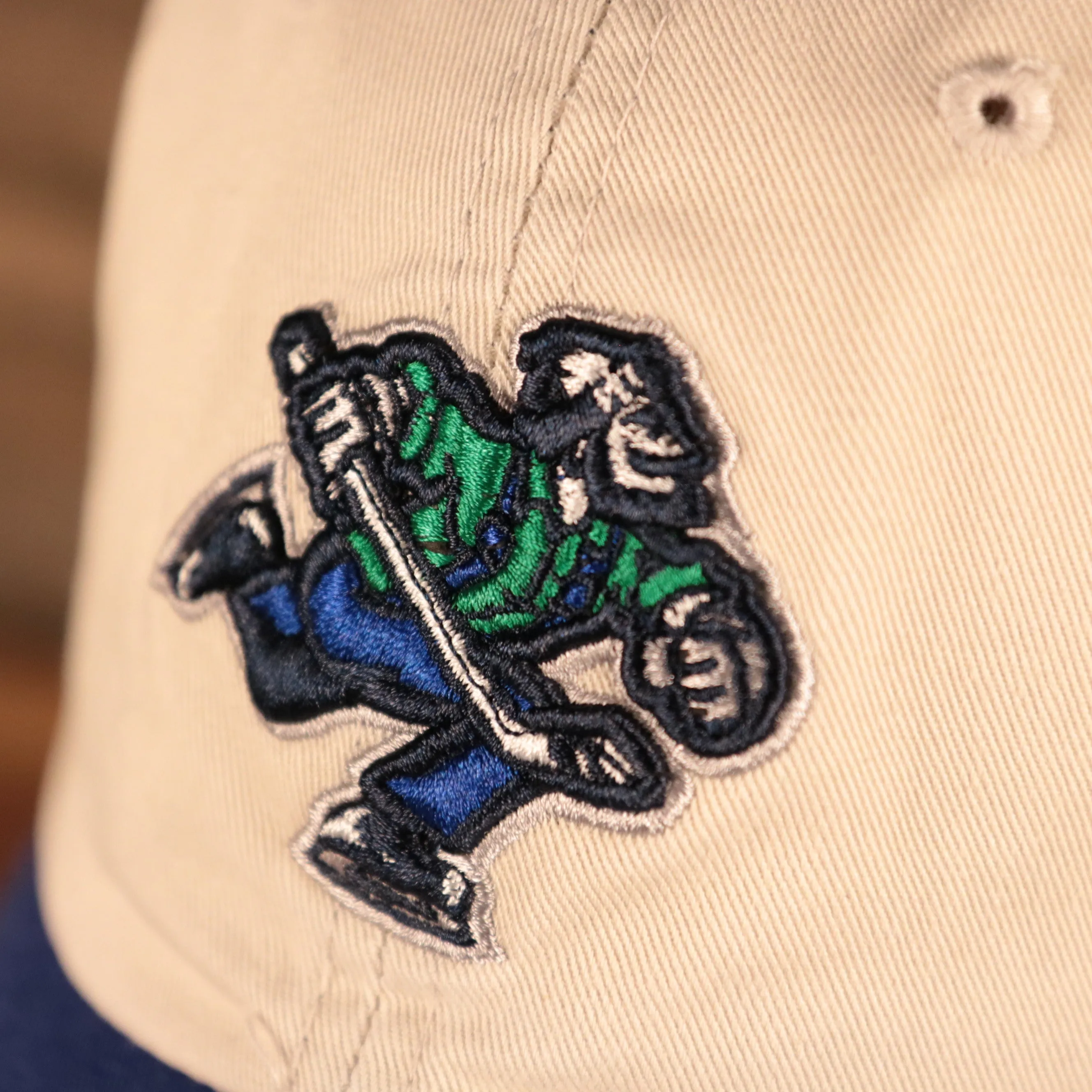 47 BRAND | VANCOUVER CANUCKS | SKATING MAN PATCH FRONT | TWO TONE | CLEAN UP | DAD HAT | VINTAGE WHITE/ROYAL BLUE | OSFM