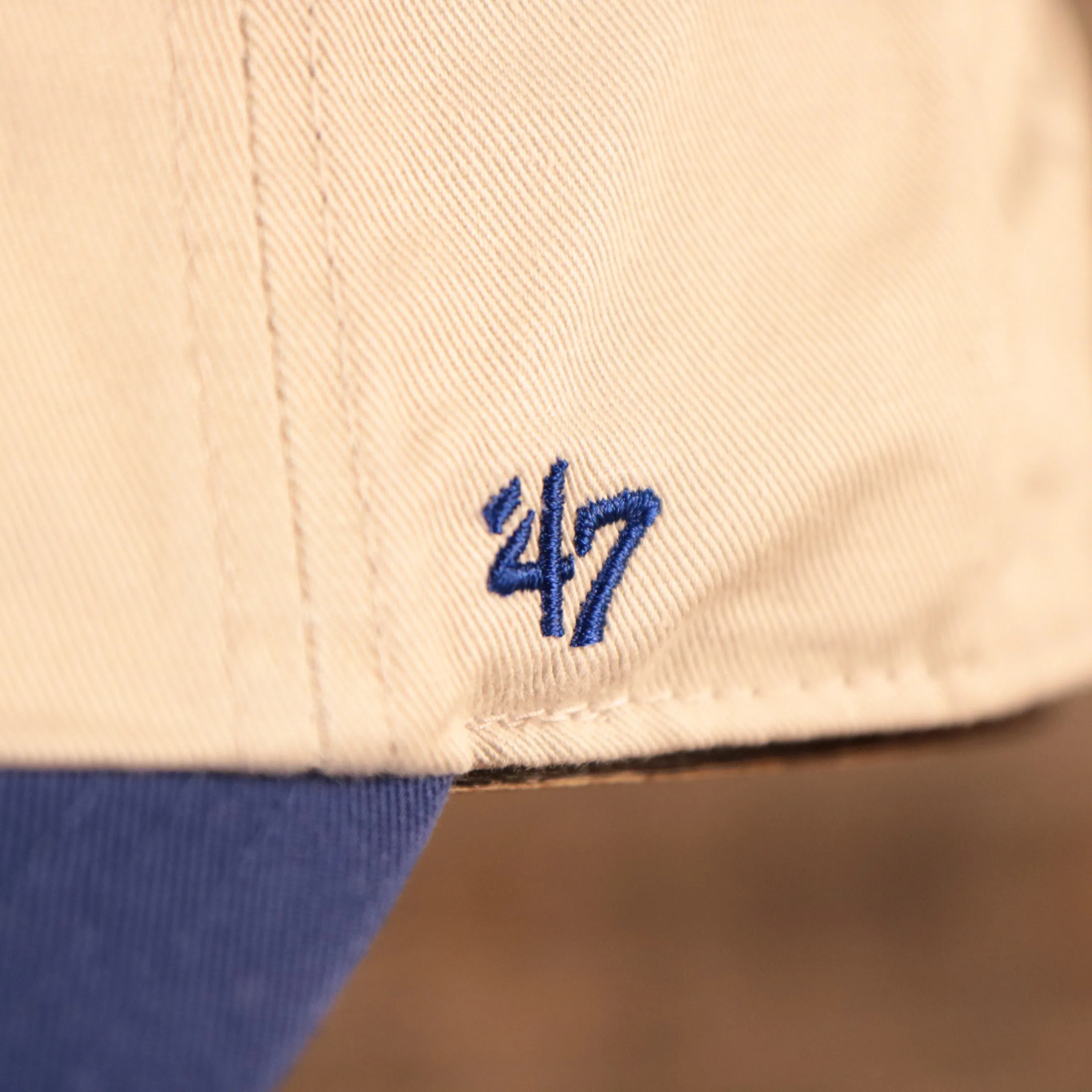 47 BRAND | VANCOUVER CANUCKS | SKATING MAN PATCH FRONT | TWO TONE | CLEAN UP | DAD HAT | VINTAGE WHITE/ROYAL BLUE | OSFM