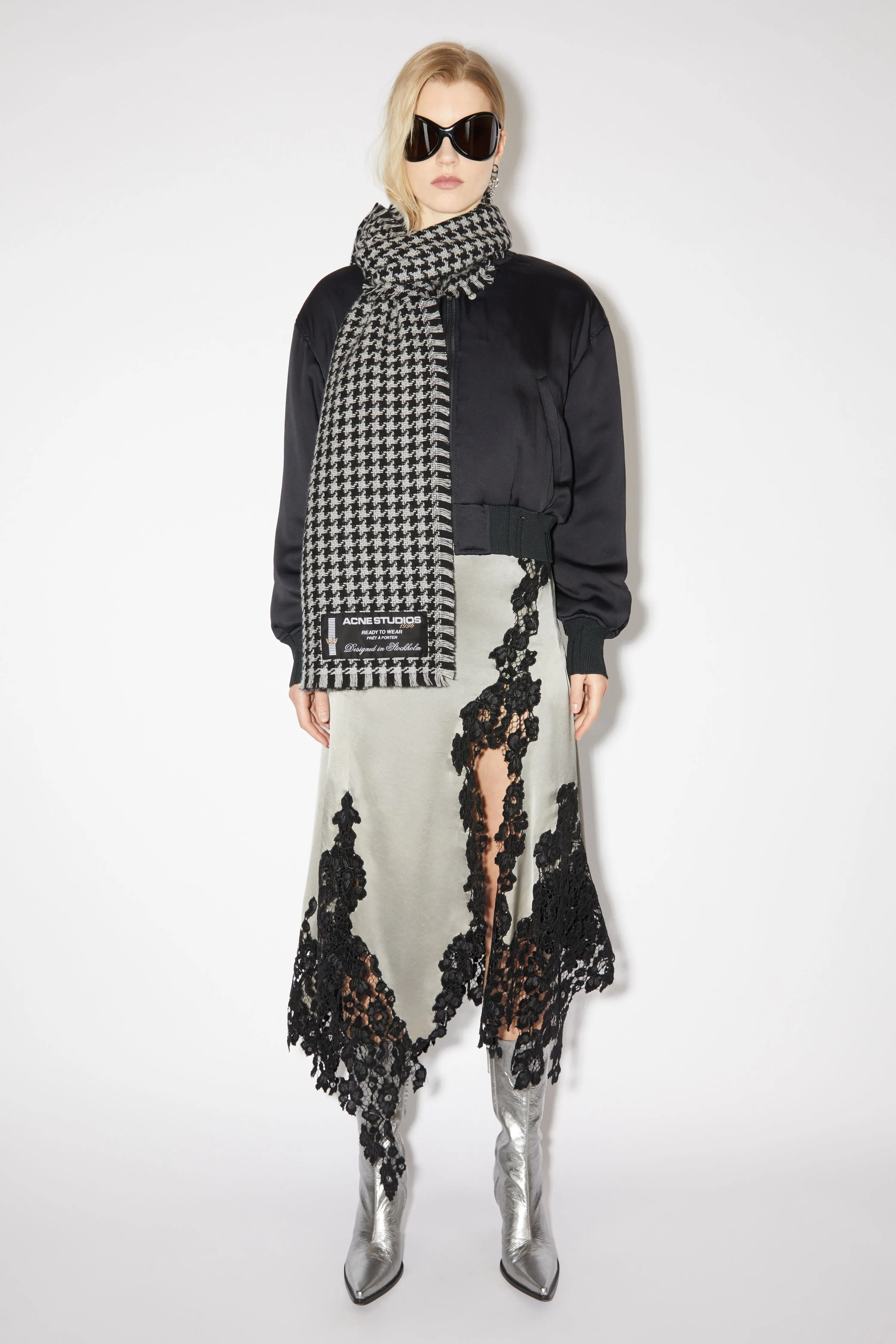 Houndstooth wool scarf