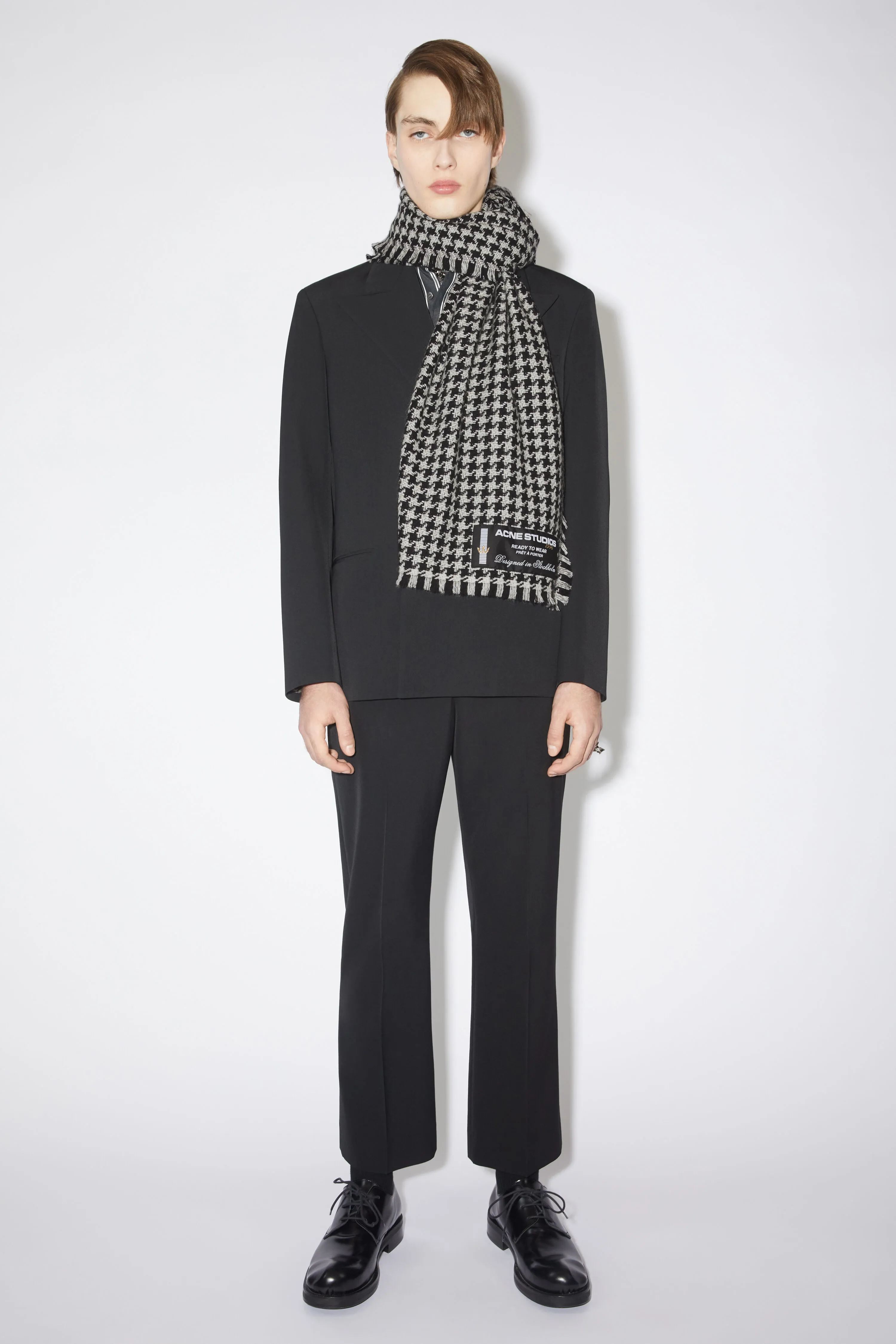 Houndstooth wool scarf